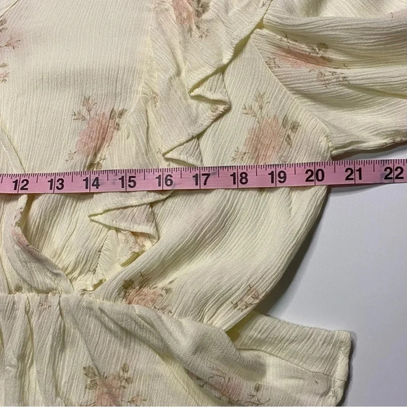 NEW BCBGeneration Medium Floral Ruffle Crossover Blouse - Picture 5 of 7